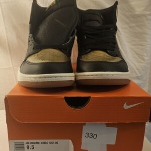 Nike Air Jordan 1 Retro High OG - Black and Gold